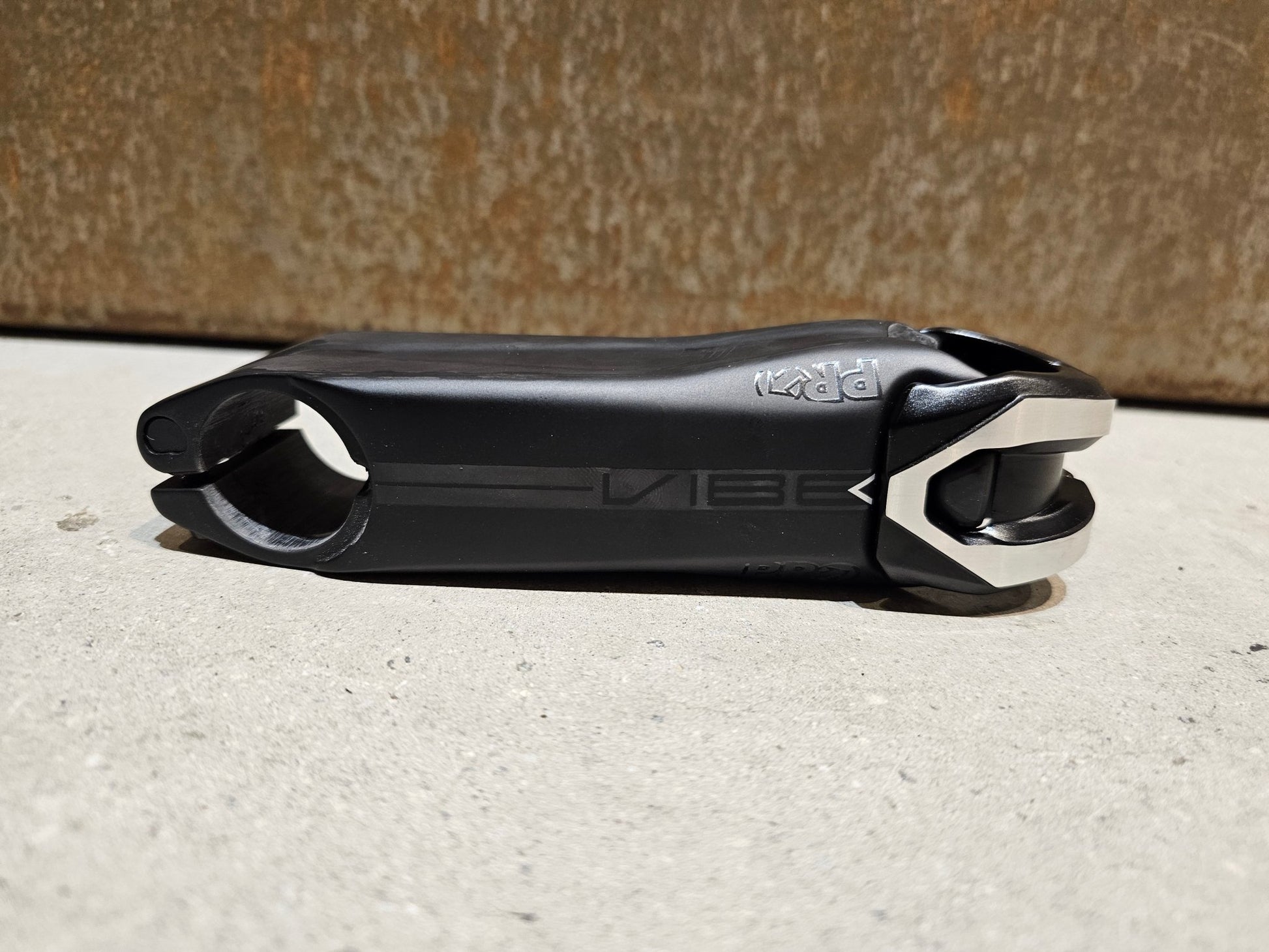 Vorbau von Pro, PRO VIBE CARBON VORBAU 110 / 120 / 130MM in variant_title vor USEDBIKES - OB.DE Hintergrund