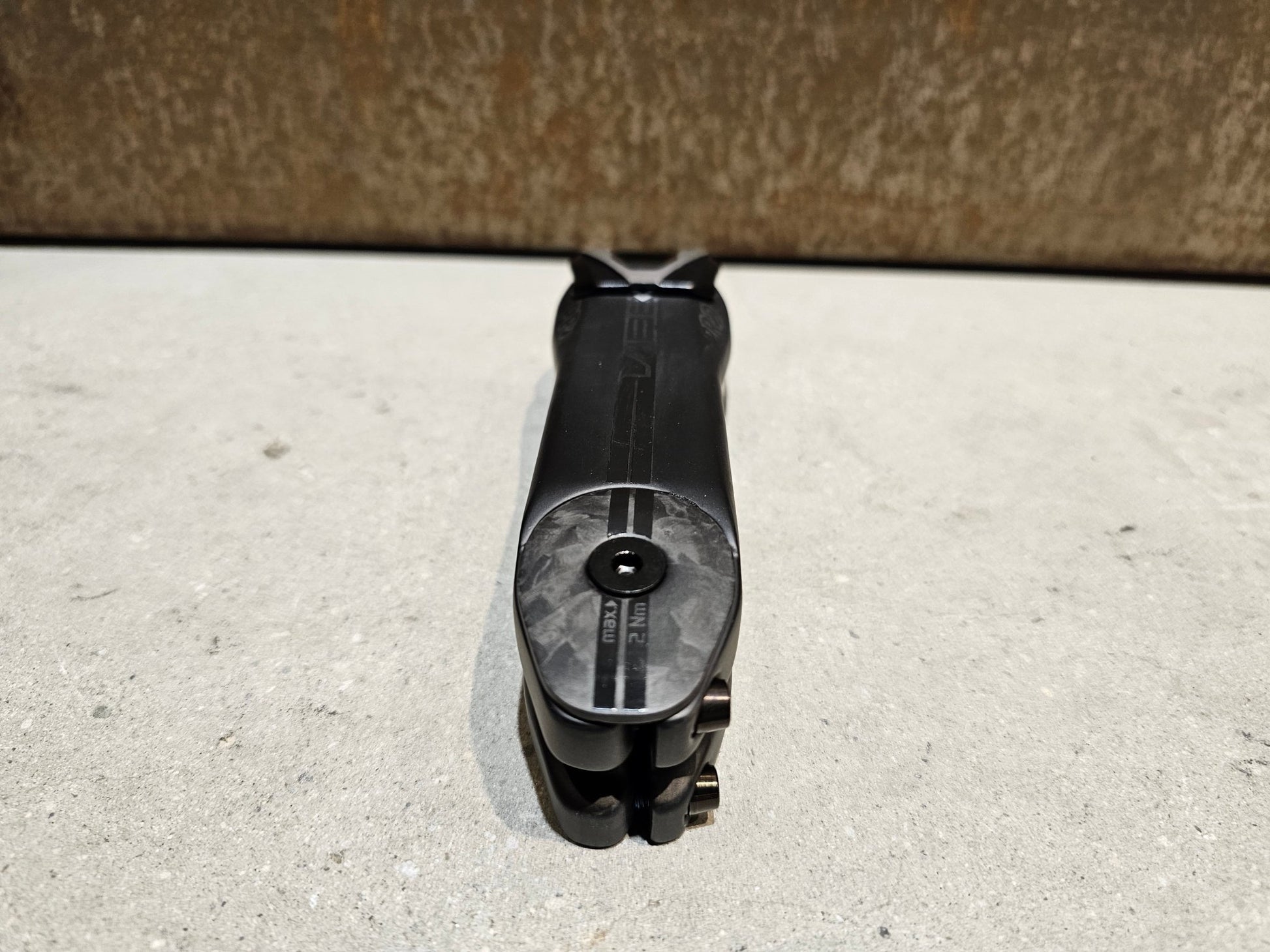 Vorbau von Pro, PRO VIBE CARBON VORBAU 110 / 120 / 130MM in variant_title vor USEDBIKES - OB.DE Hintergrund