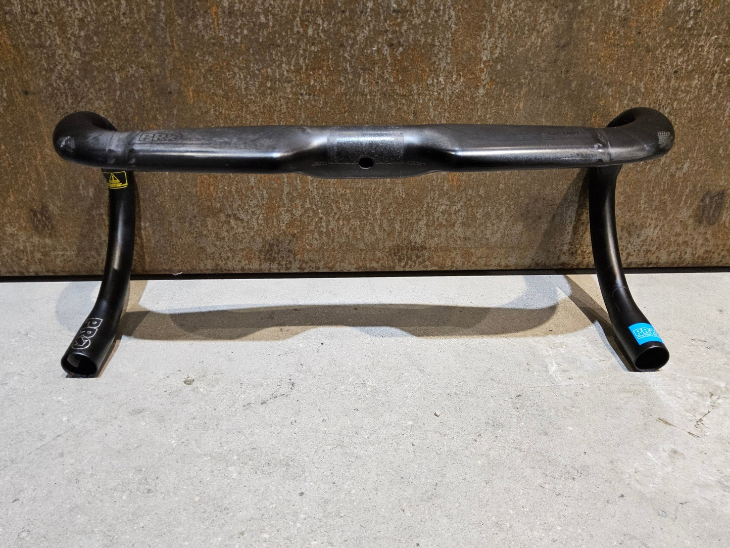 Lenker von Pro, PRO VIBE SUPERLIGHT AERO LENKER 380MM vor USEDBIKES - OB.DE Hintergrund