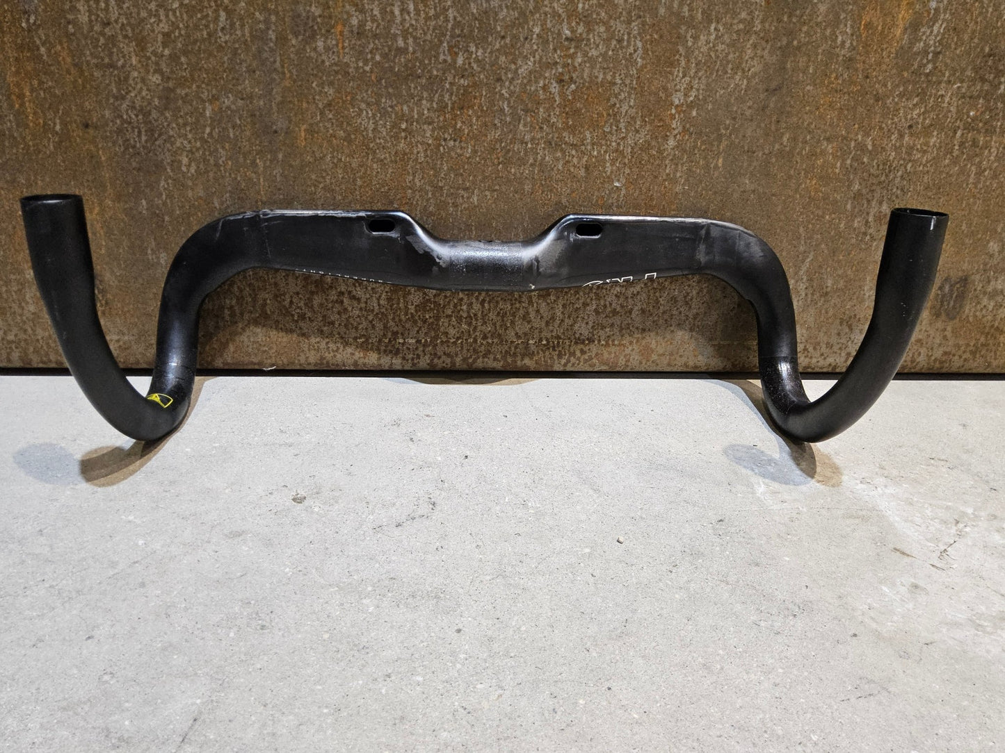 Lenker von Pro, PRO VIBE SUPERLIGHT AERO LENKER 380MM vor USEDBIKES - OB.DE Hintergrund