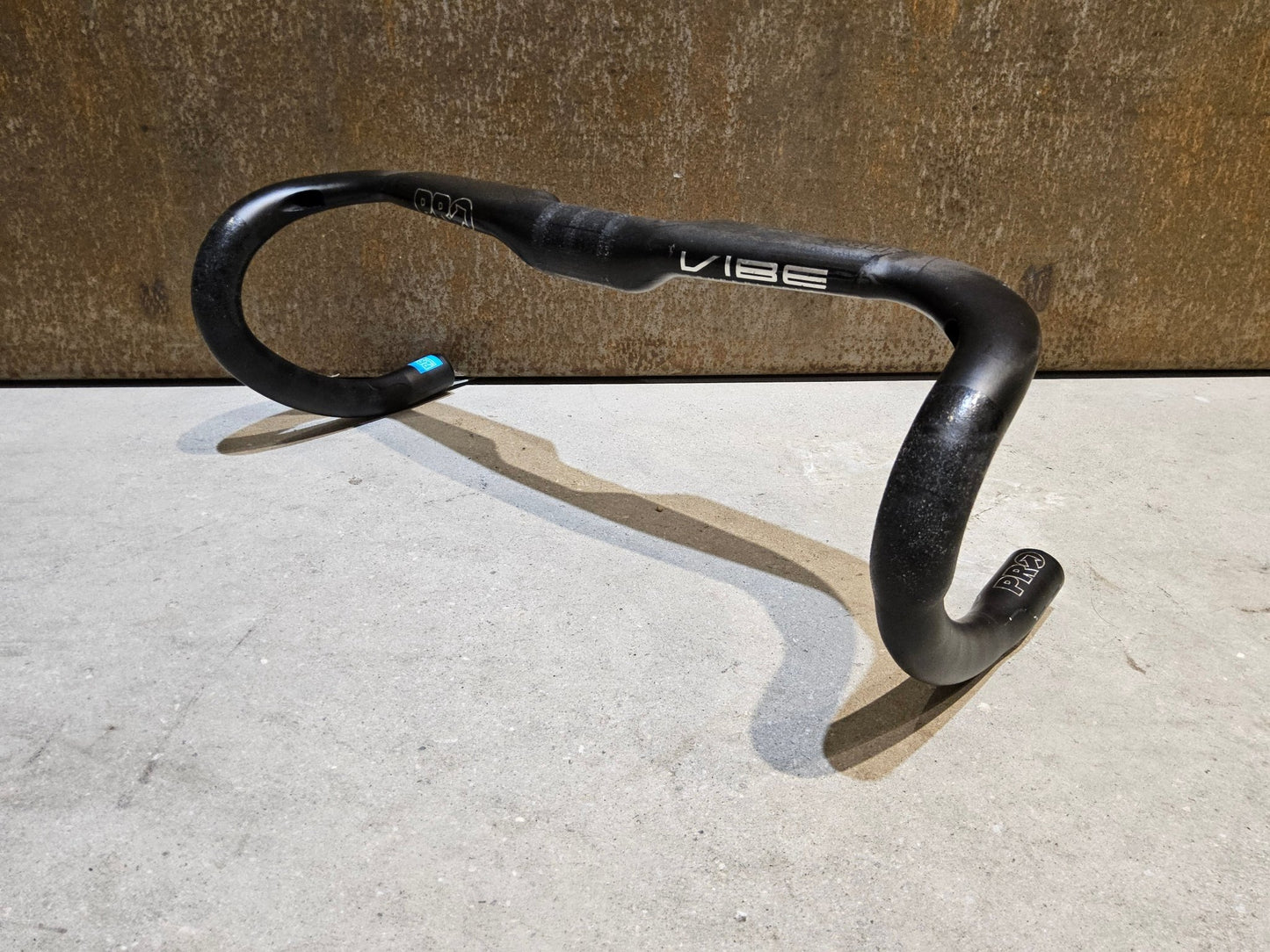 Lenker von Pro, PRO VIBE SUPERLIGHT AERO LENKER 380MM vor USEDBIKES - OB.DE Hintergrund