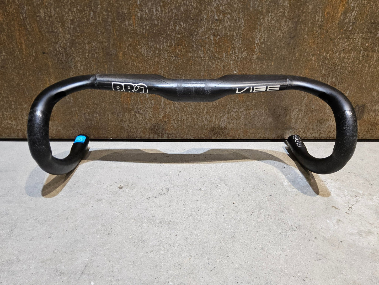 Lenker von Pro, PRO VIBE SUPERLIGHT AERO LENKER 380MM vor USEDBIKES - OB.DE Hintergrund