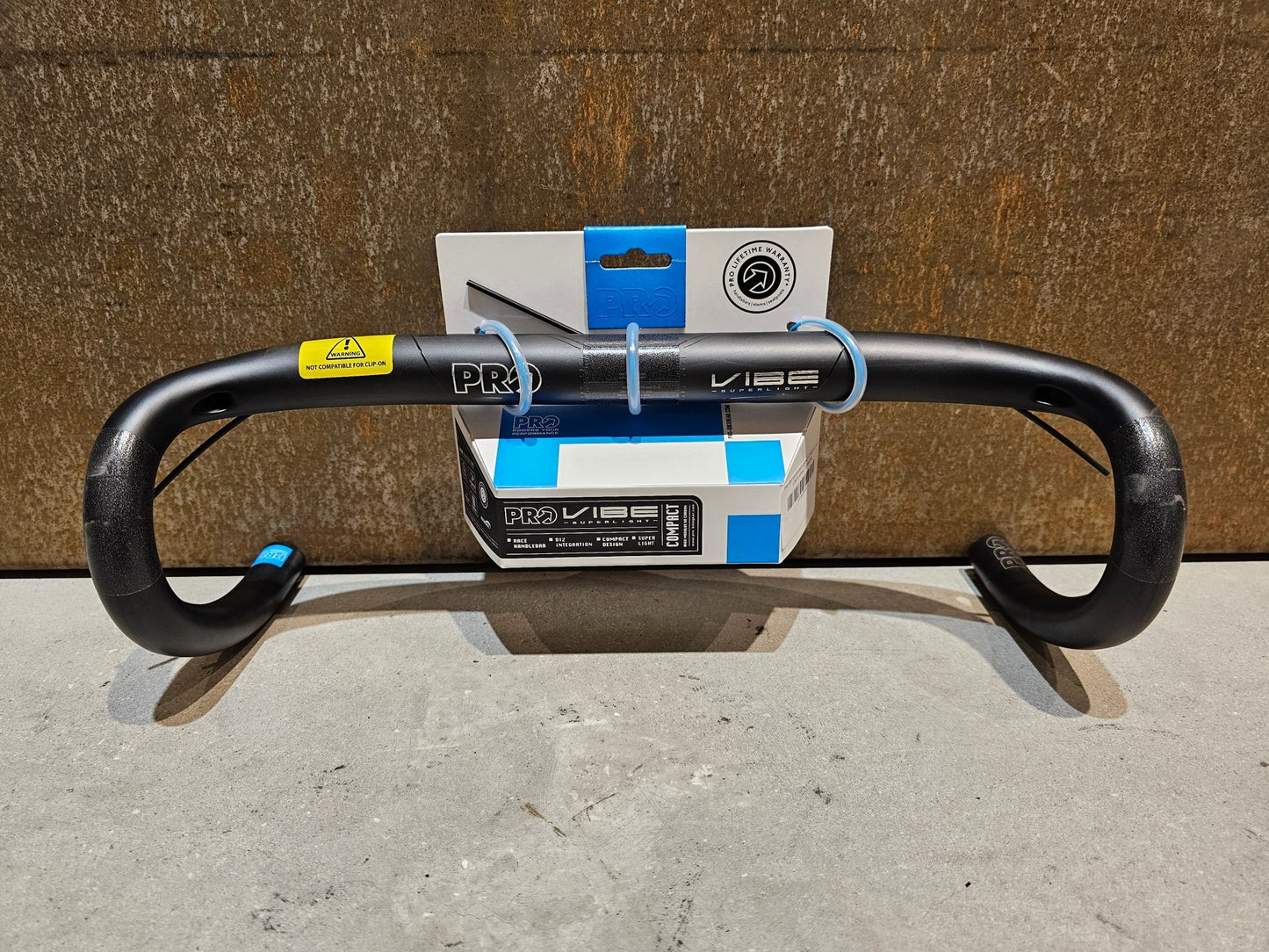 Lenker von Pro, PRO VIBE SUPERLIGHT COMPACT LENKER 400 / 420 / 440MM in variant_title vor USEDBIKES - OB.DE Hintergrund