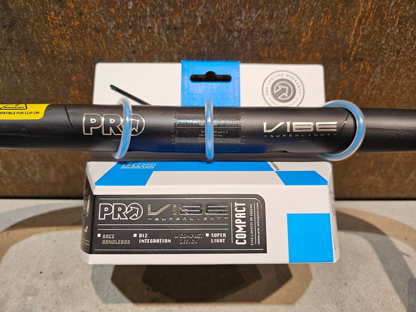 Lenker von Pro, PRO VIBE SUPERLIGHT COMPACT LENKER 400 / 420 / 440MM in variant_title vor USEDBIKES - OB.DE Hintergrund