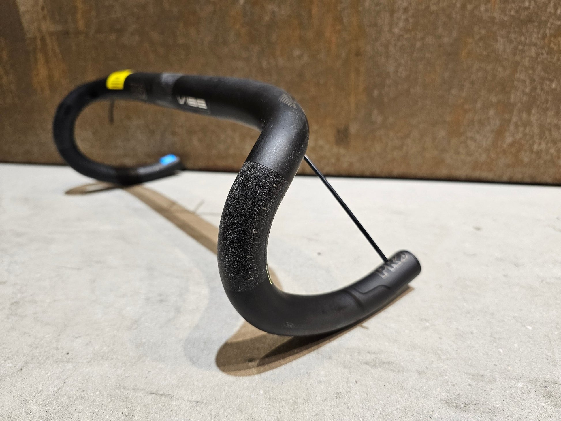 Lenker von Pro, PRO VIBE SUPERLIGHT COMPACT LENKER 400 / 420MM B - WARE in variant_title vor USEDBIKES - OB.DE Hintergrund