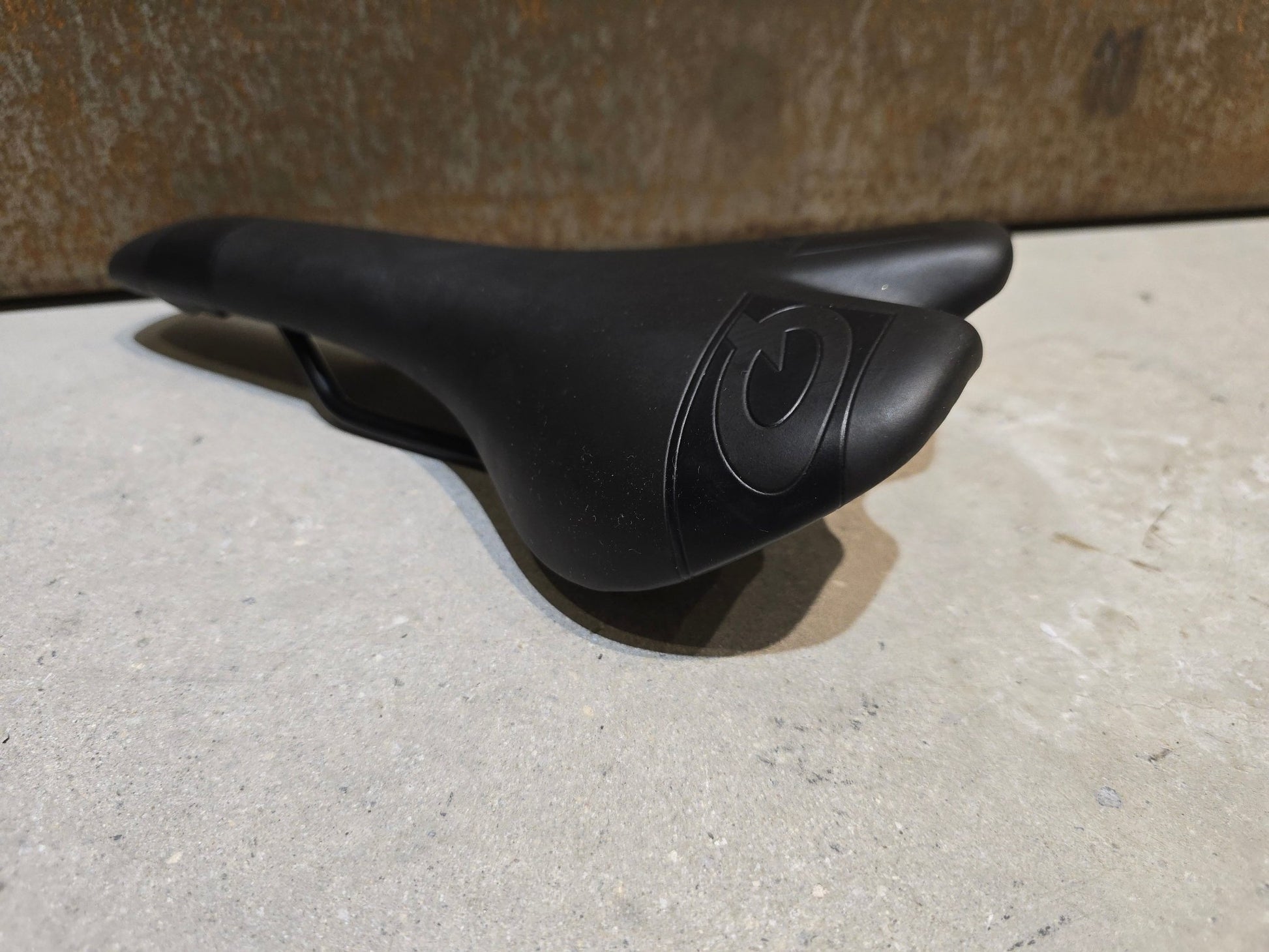 Sattel von Prologo, PROLOGO NAGO RS PRO STN SATTEL / 132MM in variant_title vor USEDBIKES - OB.DE Hintergrund