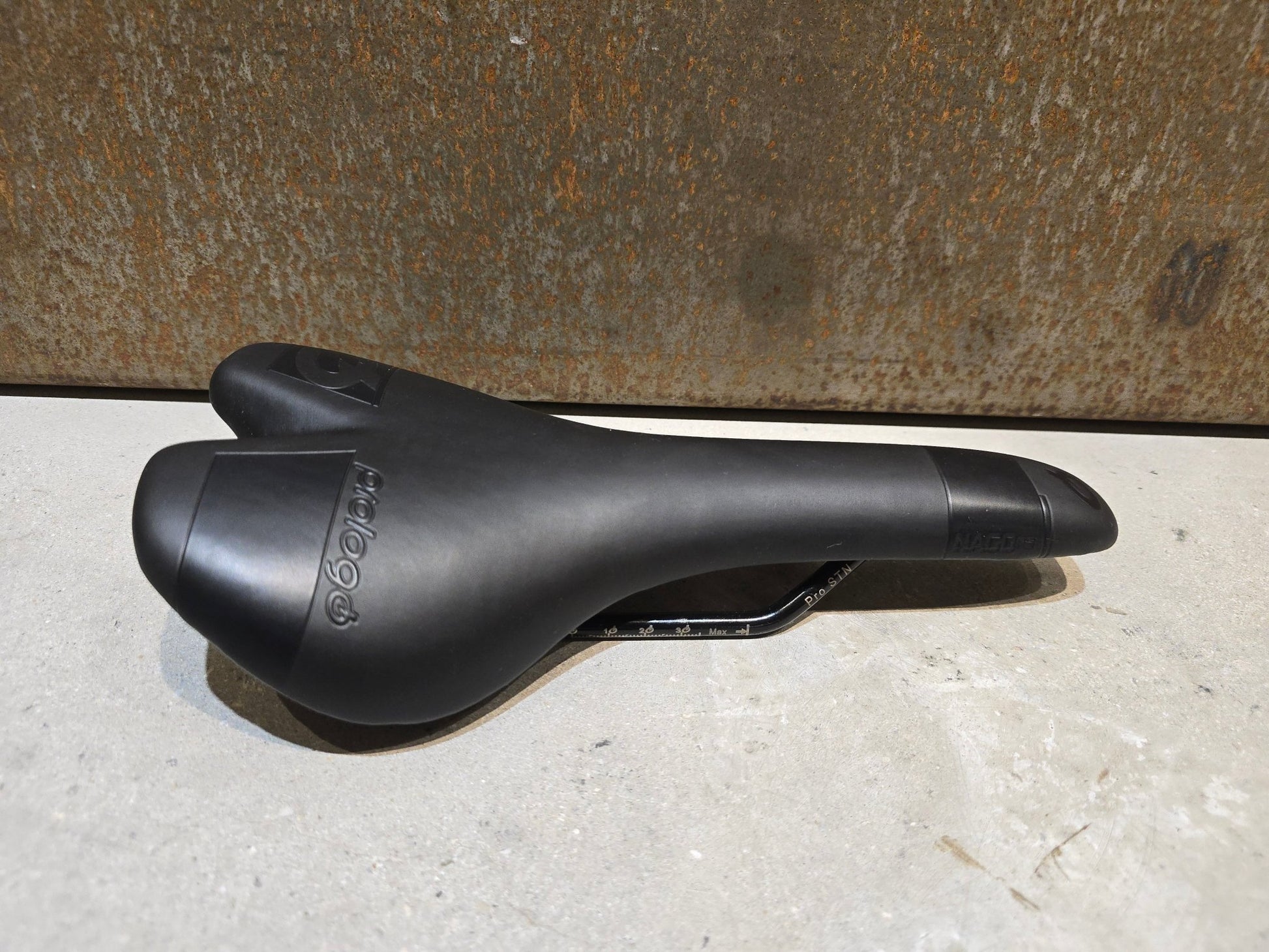 Sattel von Prologo, PROLOGO NAGO RS PRO STN SATTEL / 132MM in variant_title vor USEDBIKES - OB.DE Hintergrund