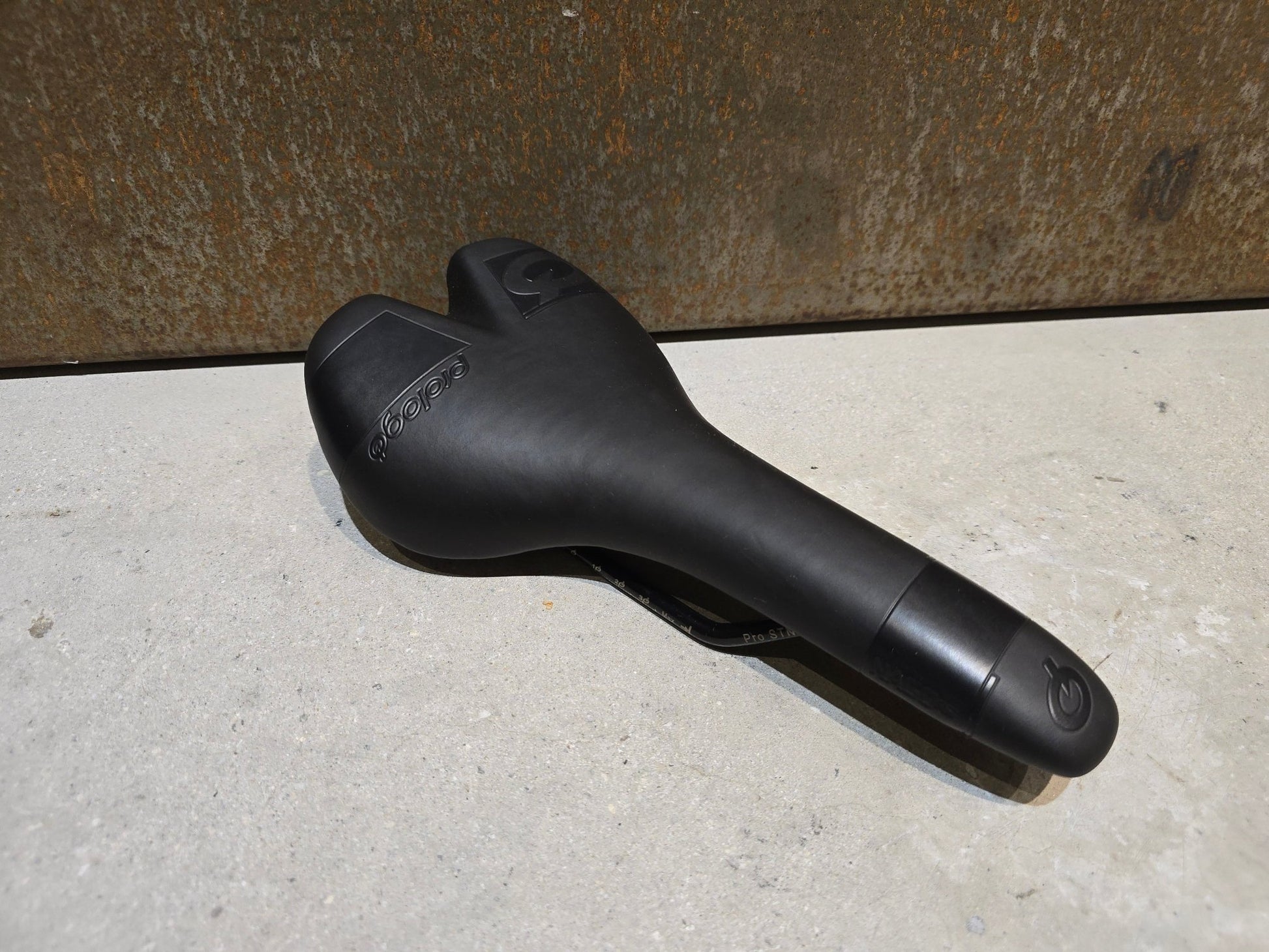 Sattel von Prologo, PROLOGO NAGO RS PRO STN SATTEL / 132MM in variant_title vor USEDBIKES - OB.DE Hintergrund