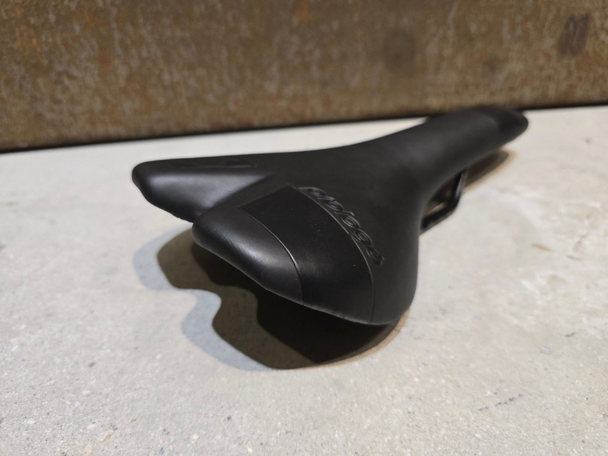 Sattel von Prologo, PROLOGO NAGO RS PRO STN SATTEL / 132MM in variant_title vor USEDBIKES - OB.DE Hintergrund