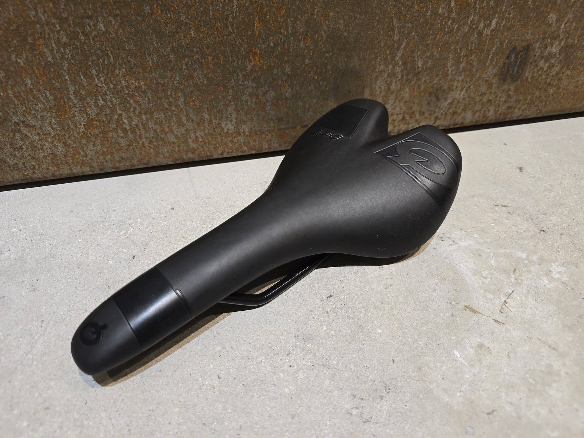 Sattel von Prologo, PROLOGO NAGO RS PRO STN SATTEL / 132MM in variant_title vor USEDBIKES - OB.DE Hintergrund