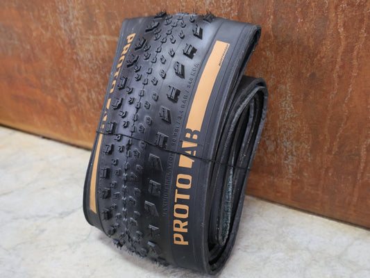 Reifen von Bontrager, PROTOLAB BONTRAGER – VALLNORD RSL XR TLR / 29×2.4 / XC RACE TIRE SET vor USEDBIKES - OB.DE Hintergrund