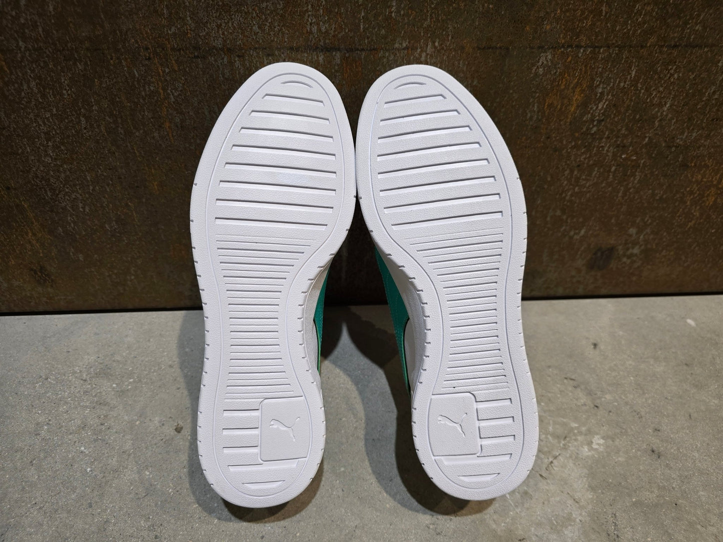 Freizeit - Herrenschuh von Puma, PUMA BORA HANSGOHE CA PRO SNEAKER FREIZEITSCHUH UNISEX in variant_title vor USEDBIKES - OB.DE Hintergrund