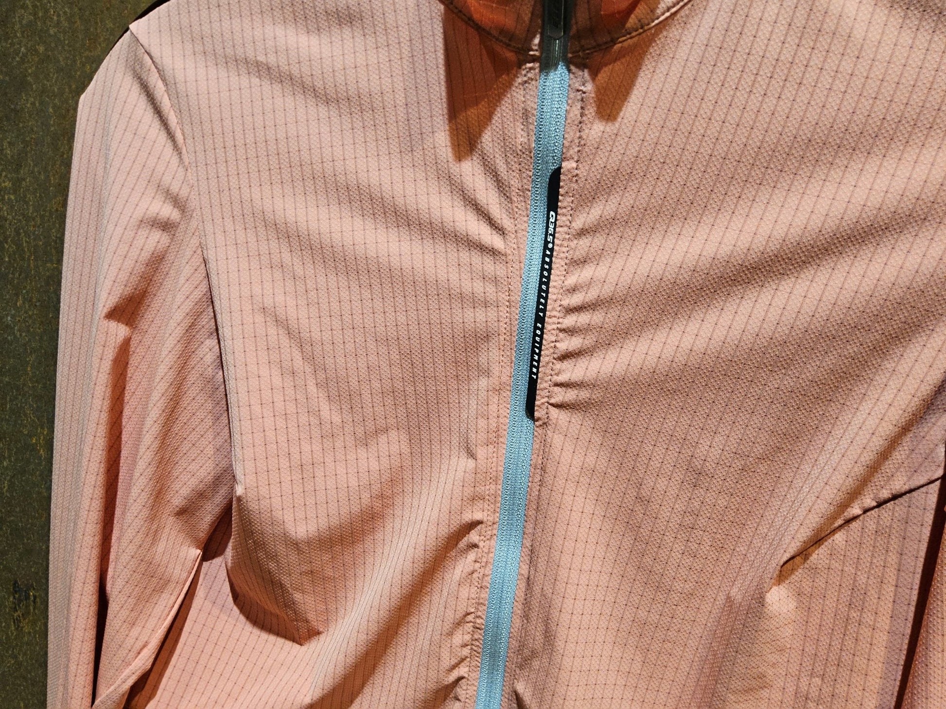 Trikot Damen von Q36.5, Q36.5 JERSEY LONG SLEEVE L1 WOMAN PINSTRIPE X / LANGARM TRIKOT / ROSA ANTICO in variant_title vor USEDBIKES - OB.DE Hintergrund