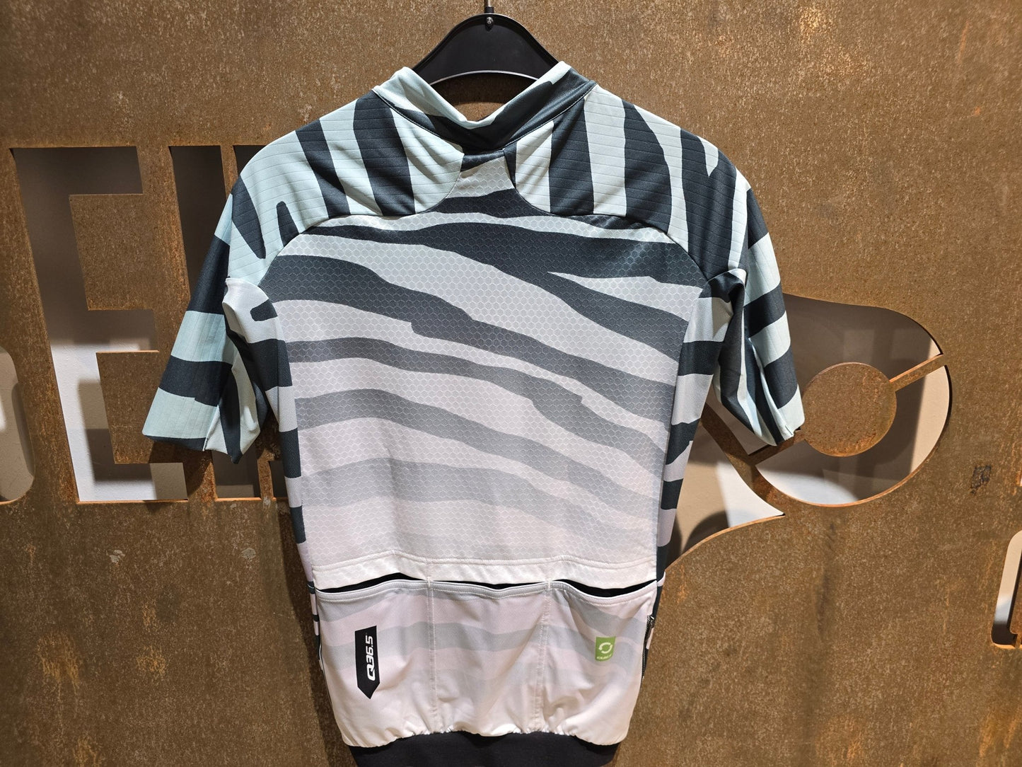 Trikot Herren von Q36.5, Q36.5 JERSEY R2 TIGER / KURZARM TRIKOT / HERREN in variant_title vor USEDBIKES - OB.DE Hintergrund