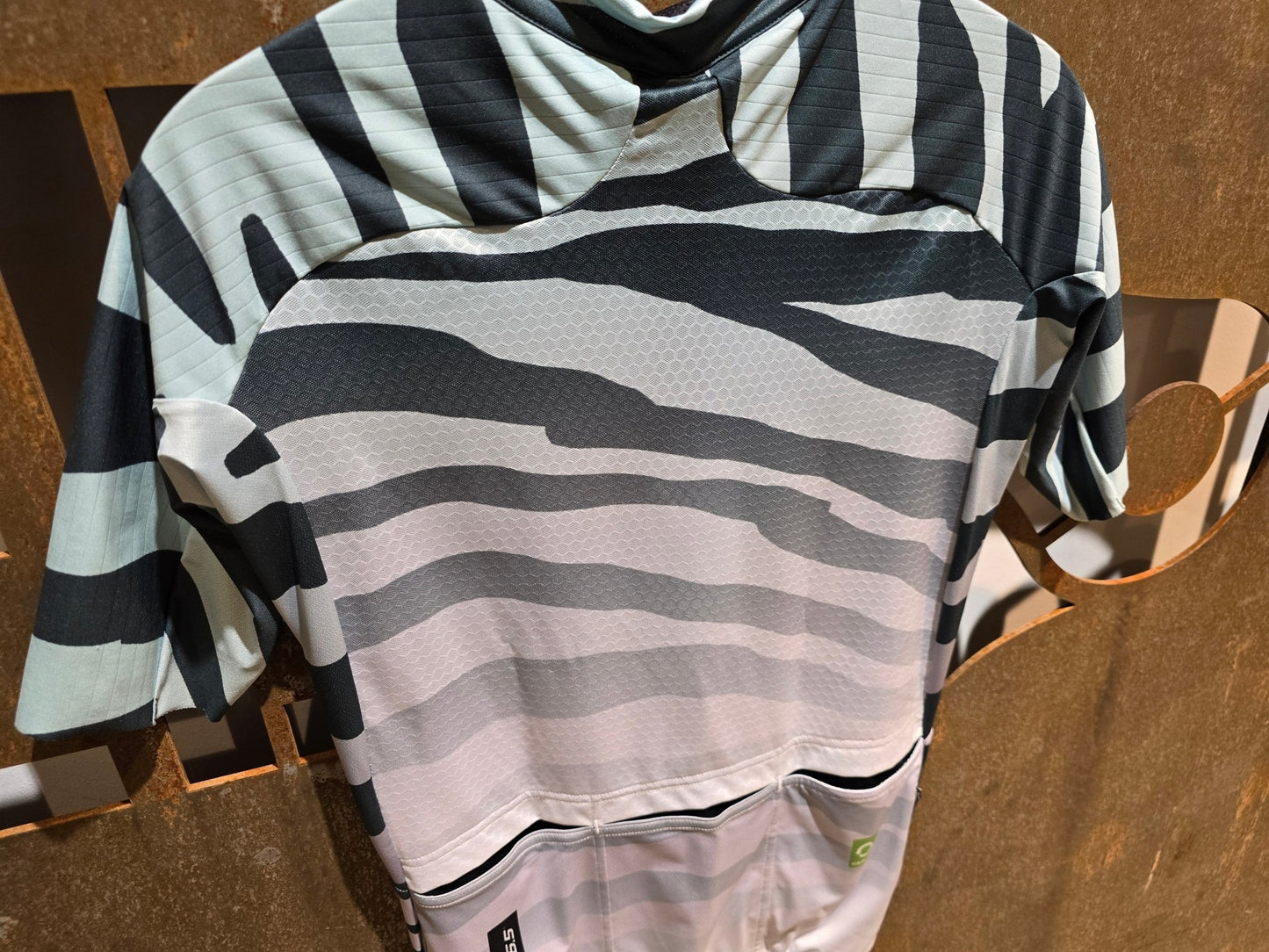 Trikot Herren von Q36.5, Q36.5 JERSEY R2 TIGER / KURZARM TRIKOT / HERREN in variant_title vor USEDBIKES - OB.DE Hintergrund