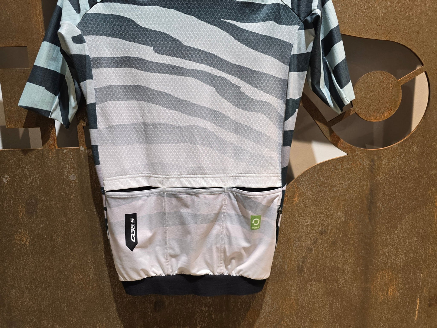 Trikot Herren von Q36.5, Q36.5 JERSEY R2 TIGER / KURZARM TRIKOT / HERREN in variant_title vor USEDBIKES - OB.DE Hintergrund