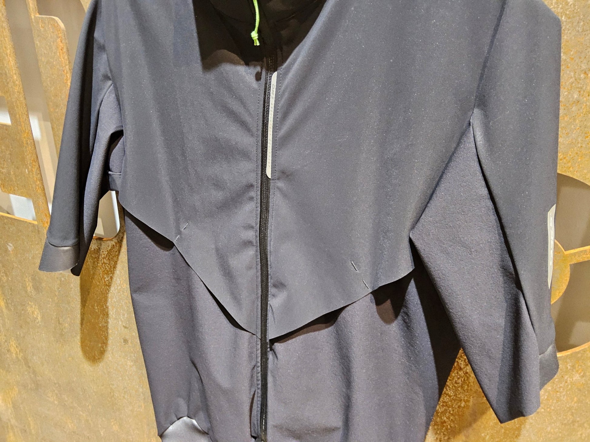 Trikot Herren von Q36.5, Q36.5 JERSEY SHORT SLEEVE BAT SHELL / KURZARM TRIKOT / BLACK in variant_title vor USEDBIKES - OB.DE Hintergrund
