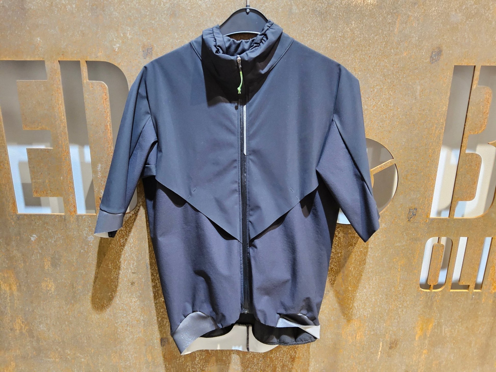 Trikot Herren von Q36.5, Q36.5 JERSEY SHORT SLEEVE BAT SHELL / KURZARM TRIKOT / BLACK in variant_title vor USEDBIKES - OB.DE Hintergrund