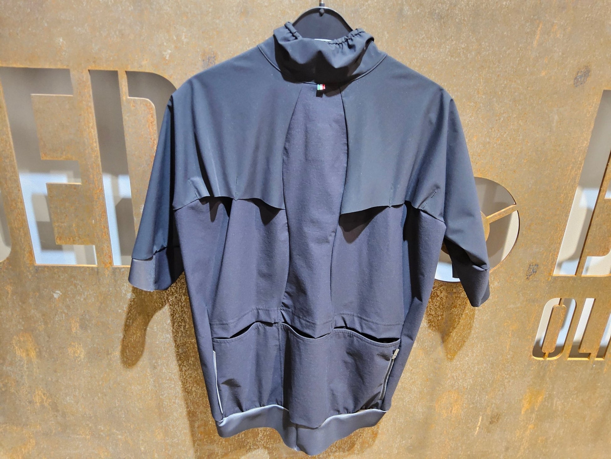 Trikot Herren von Q36.5, Q36.5 JERSEY SHORT SLEEVE BAT SHELL / KURZARM TRIKOT / BLACK in variant_title vor USEDBIKES - OB.DE Hintergrund
