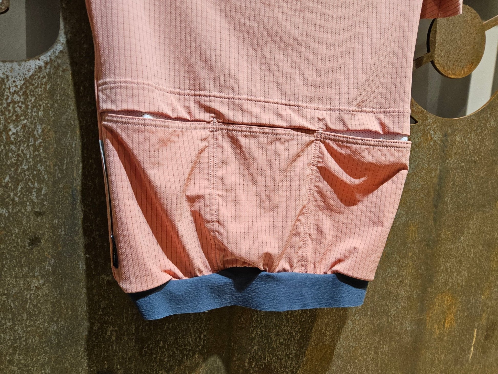 Trikot Damen von Q36.5, Q36.5 JERSEY SHORT SLEEVE L1 WOMAN PINSTRIPE X / KURZARM TRIKOT / ROSA ANTICO in variant_title vor USEDBIKES - OB.DE Hintergrund