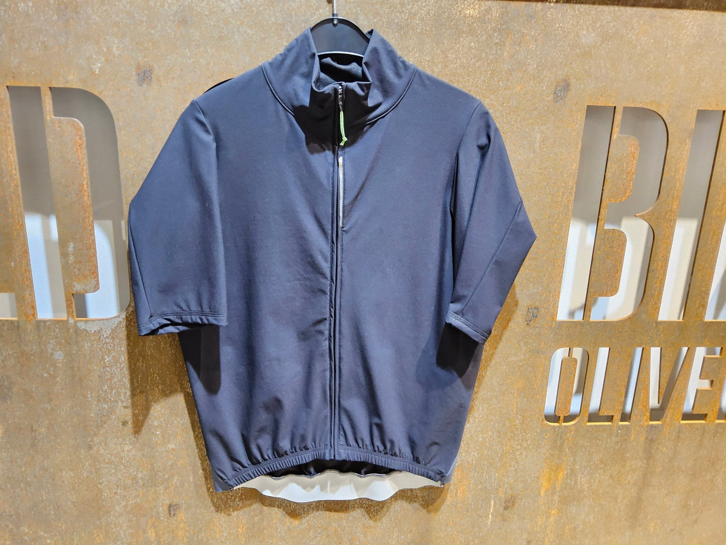 Trikot Herren von Q36.5, Q36.5 JERSEY SHORT SLEEVE WOOLF X / KURZARM TRIKOT / BLACK in variant_title vor USEDBIKES - OB.DE Hintergrund