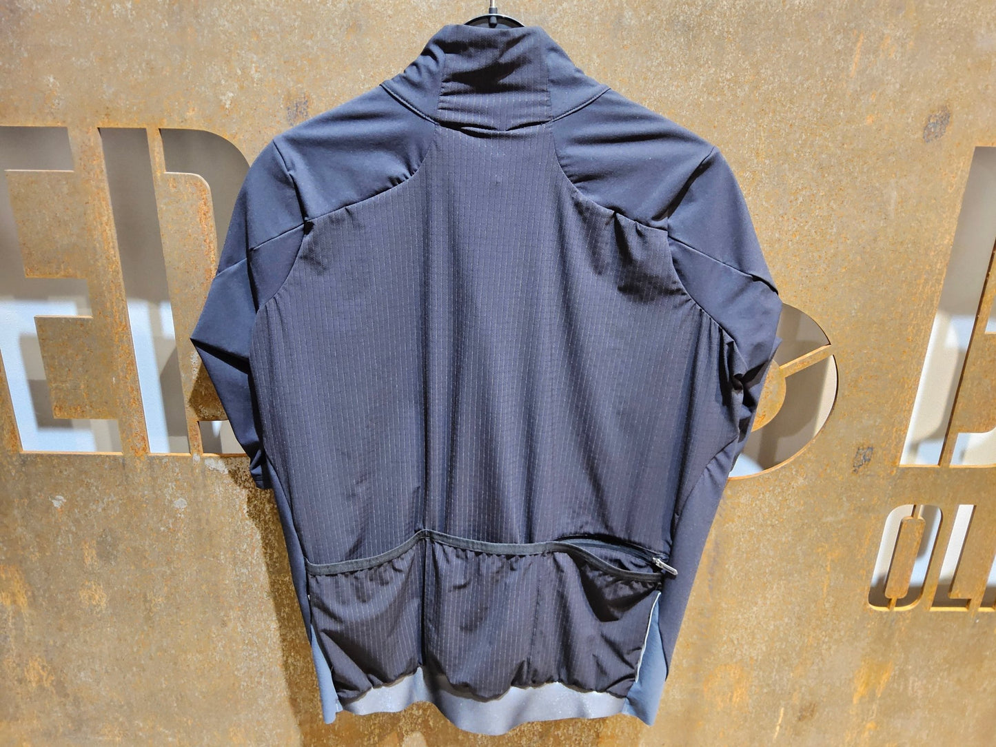 Trikot Herren von Q36.5, Q36.5 JERSEY SHORT SLEEVE WOOLF X / KURZARM TRIKOT / BLACK in variant_title vor USEDBIKES - OB.DE Hintergrund