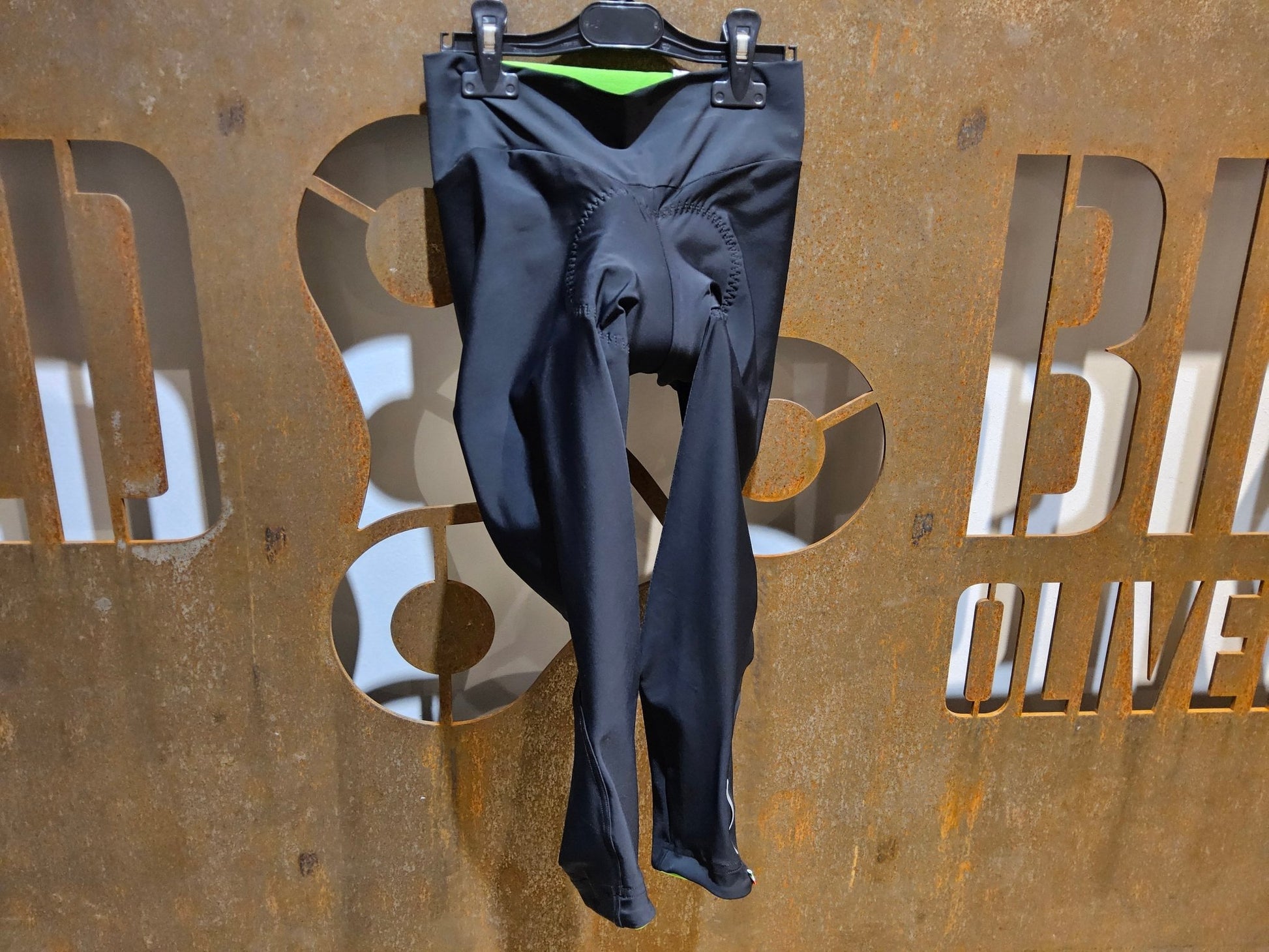 Hosen Damen von Q36.5, Q36.5 SHORT TREQUARTI 3/4 LADY / HOSE LANG / DAMEN / BLACK in variant_title vor USEDBIKES - OB.DE Hintergrund