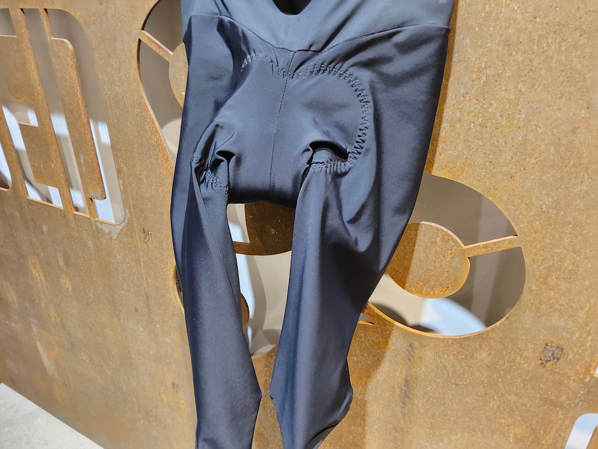 Hosen Damen von Q36.5, Q36.5 SHORT TREQUARTI 3/4 LADY / HOSE LANG / DAMEN / BLACK in variant_title vor USEDBIKES - OB.DE Hintergrund