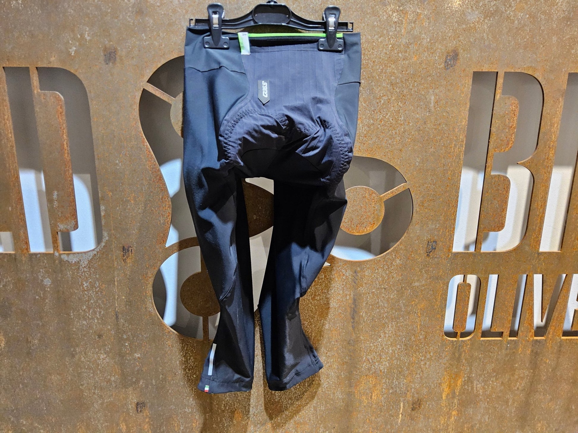 Hosen Damen von Q36.5, Q36.5 SHORT TREQUARTI 3/4 LADY / HOSE LANG / DAMEN / BLACK in variant_title vor USEDBIKES - OB.DE Hintergrund