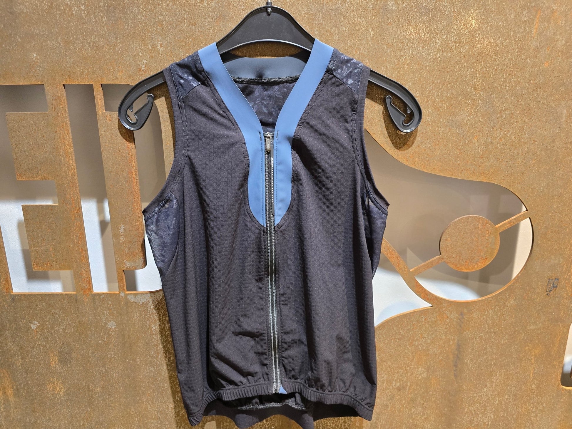 Trikot Damen von Q36.5, Q36.5 SLEEVELESS L1 WOMAN / ÄRMELLOSES TRIKOT / DAMEN in variant_title vor USEDBIKES - OB.DE Hintergrund