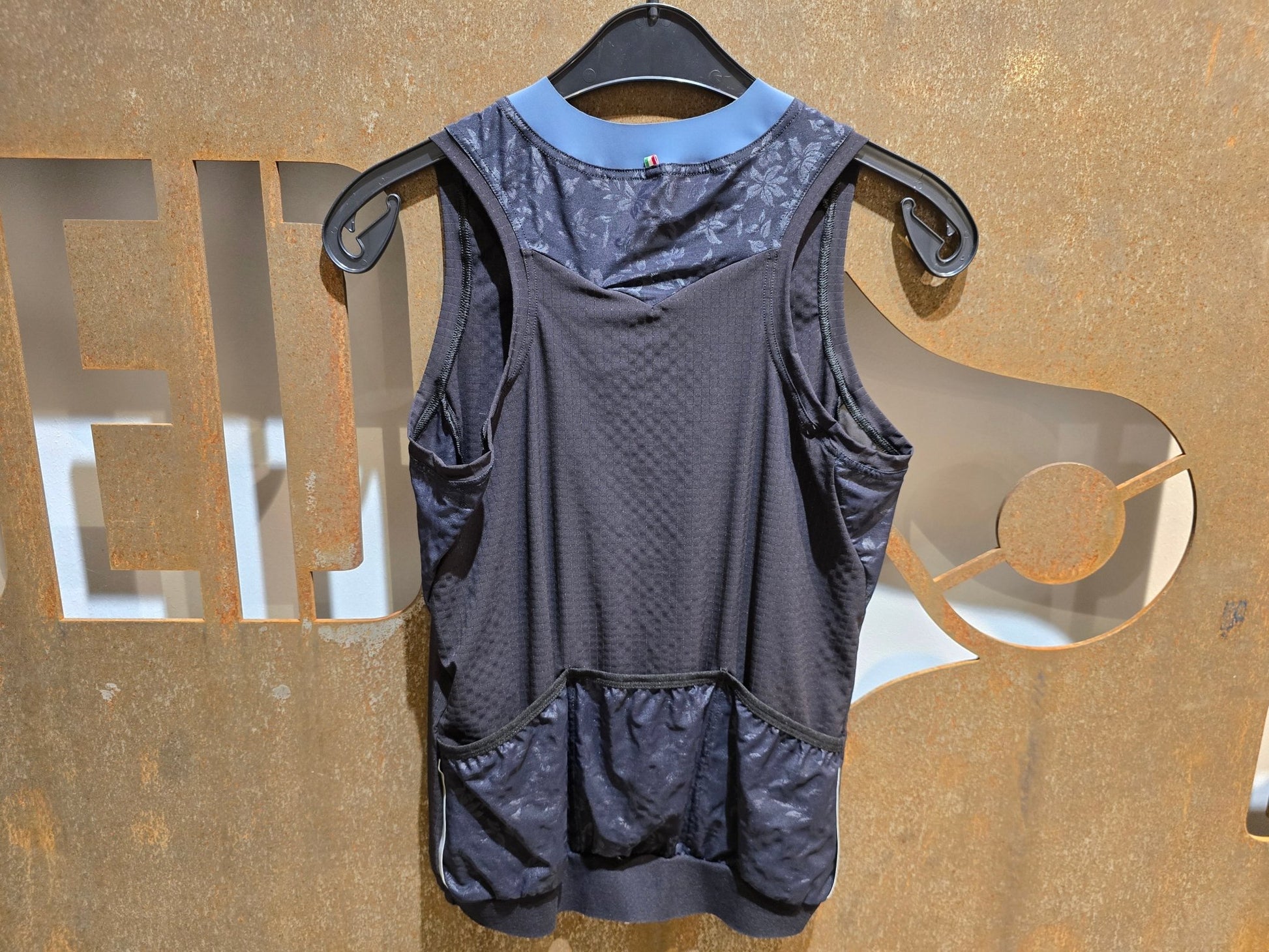 Trikot Damen von Q36.5, Q36.5 SLEEVELESS L1 WOMAN / ÄRMELLOSES TRIKOT / DAMEN in variant_title vor USEDBIKES - OB.DE Hintergrund