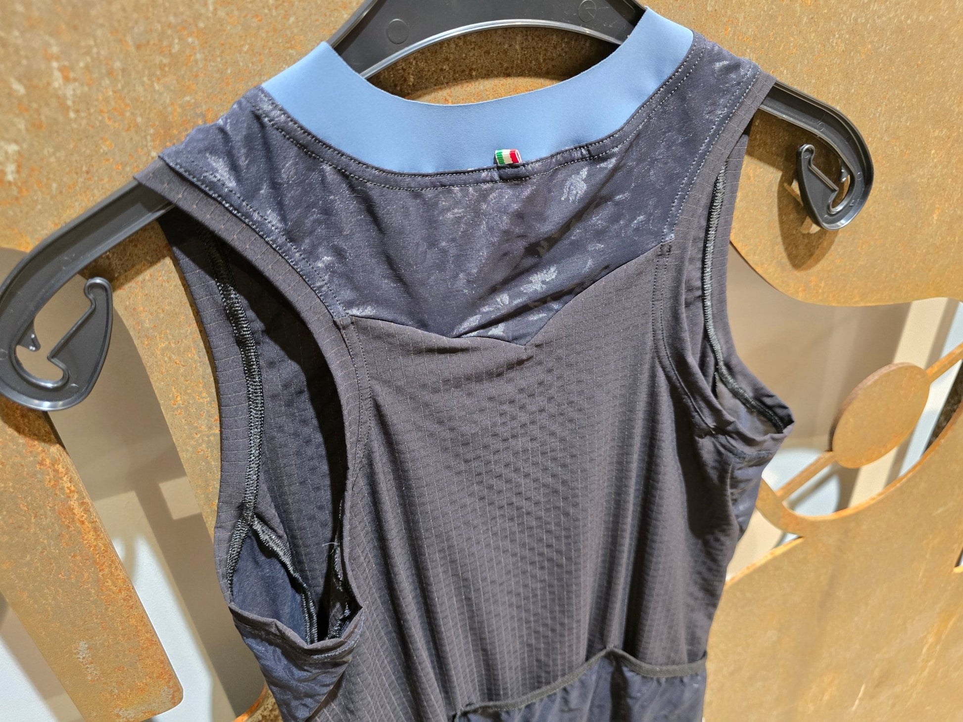 Trikot Damen von Q36.5, Q36.5 SLEEVELESS L1 WOMAN / ÄRMELLOSES TRIKOT / DAMEN in variant_title vor USEDBIKES - OB.DE Hintergrund