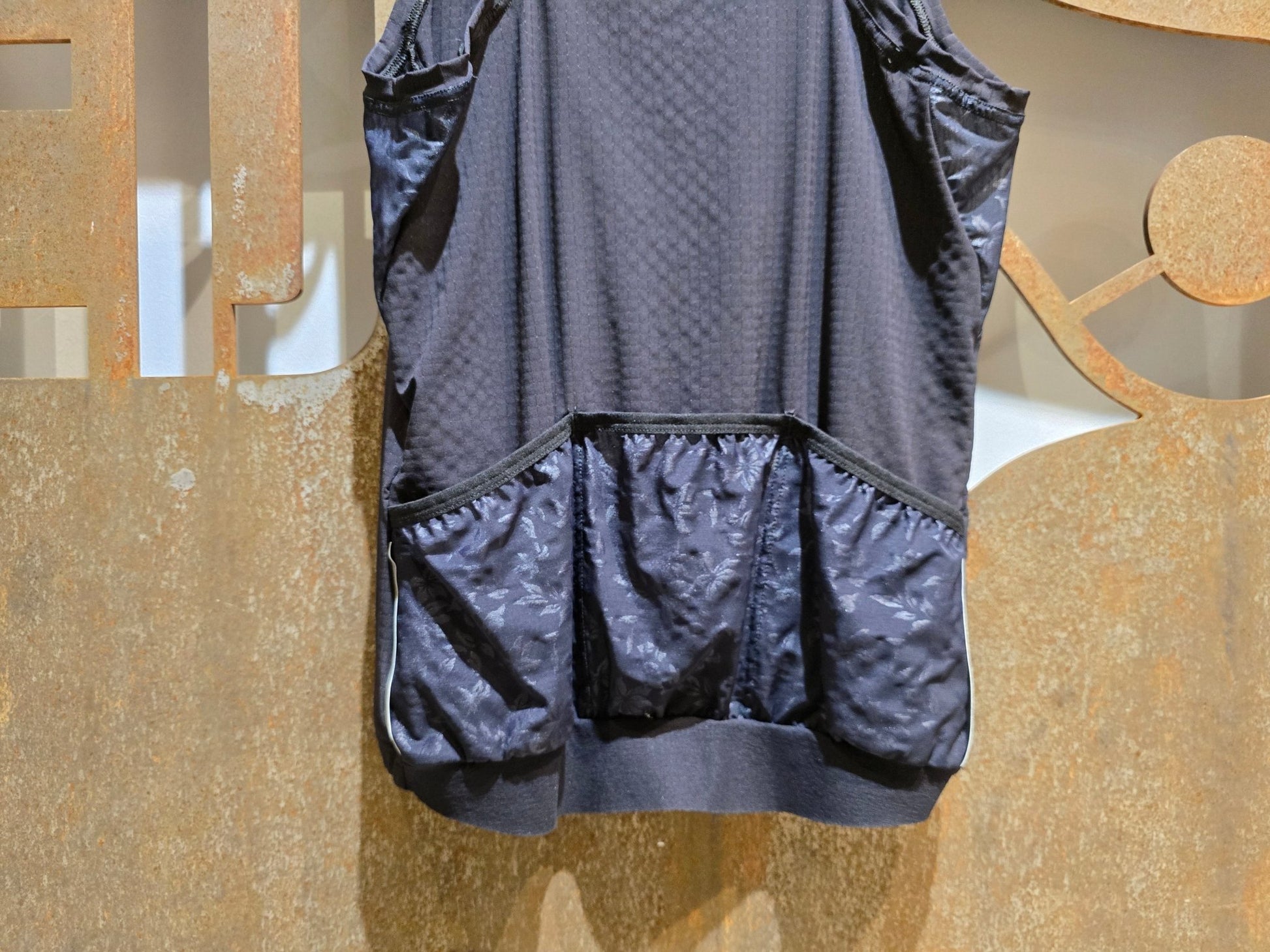 Trikot Damen von Q36.5, Q36.5 SLEEVELESS L1 WOMAN / ÄRMELLOSES TRIKOT / DAMEN in variant_title vor USEDBIKES - OB.DE Hintergrund