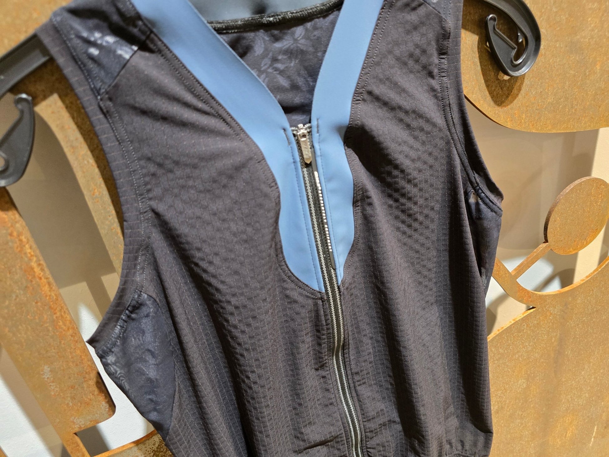 Trikot Damen von Q36.5, Q36.5 SLEEVELESS L1 WOMAN / ÄRMELLOSES TRIKOT / DAMEN in variant_title vor USEDBIKES - OB.DE Hintergrund