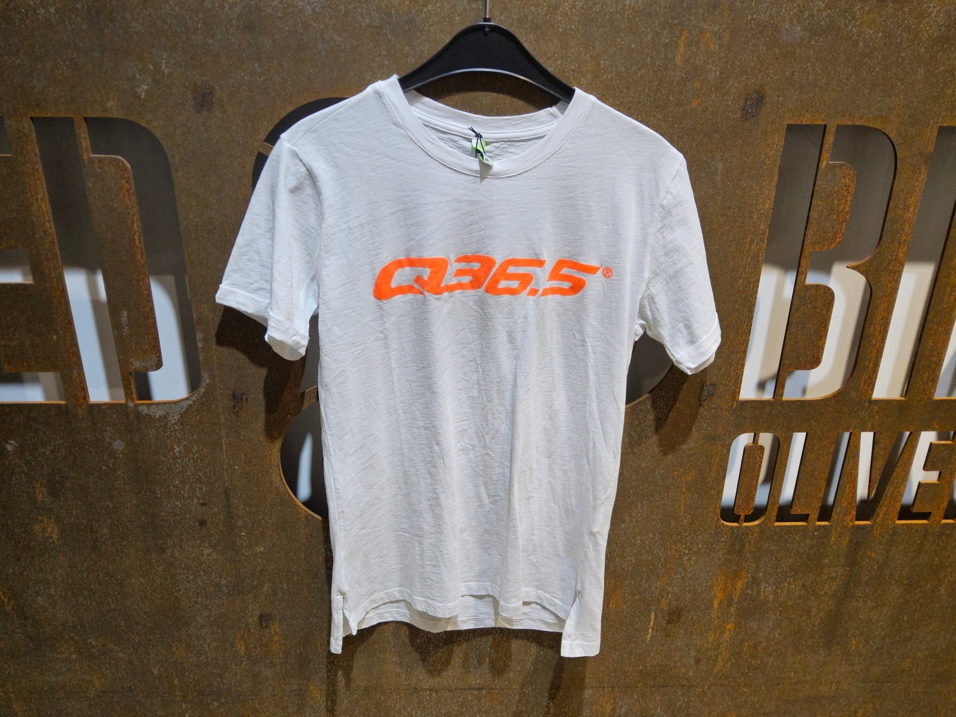 Trikot Herren von Q36.5, Q36.5 T - SHIRT LOGO / WHITE ORANGE in variant_title vor USEDBIKES - OB.DE Hintergrund