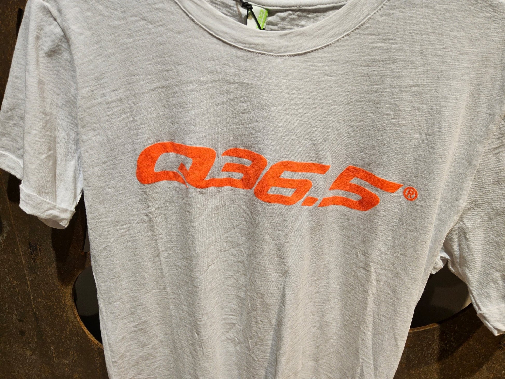 Trikot Herren von Q36.5, Q36.5 T - SHIRT LOGO / WHITE ORANGE in variant_title vor USEDBIKES - OB.DE Hintergrund