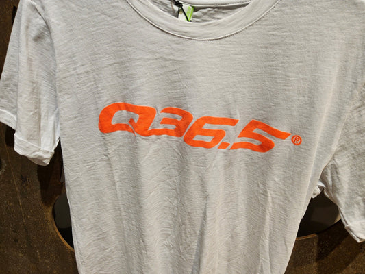 Trikot Herren von Q36.5, Q36.5 T - SHIRT LOGO / WHITE ORANGE in variant_title vor USEDBIKES - OB.DE Hintergrund
