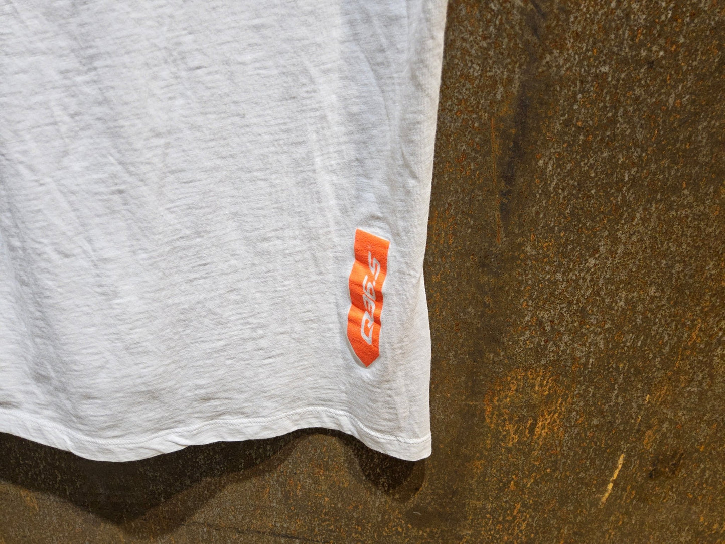 Trikot Herren von Q36.5, Q36.5 T - SHIRT LOGO / WHITE ORANGE in variant_title vor USEDBIKES - OB.DE Hintergrund