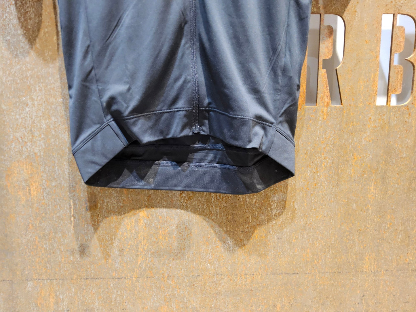 Trikot Herren von Rapha, RAPHA CORE RADTRIKOT / BLACK / HERREN / M vor USEDBIKES - OB.DE Hintergrund
