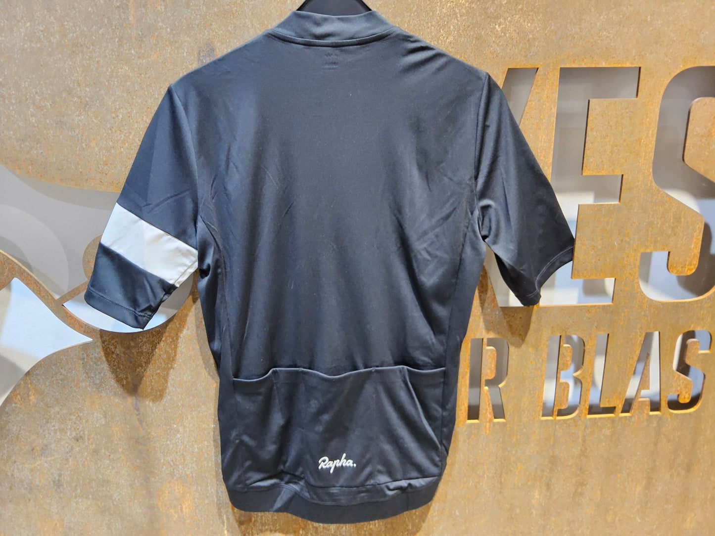 Trikot Herren von Rapha, RAPHA CORE RADTRIKOT / BLACK / HERREN / M vor USEDBIKES - OB.DE Hintergrund