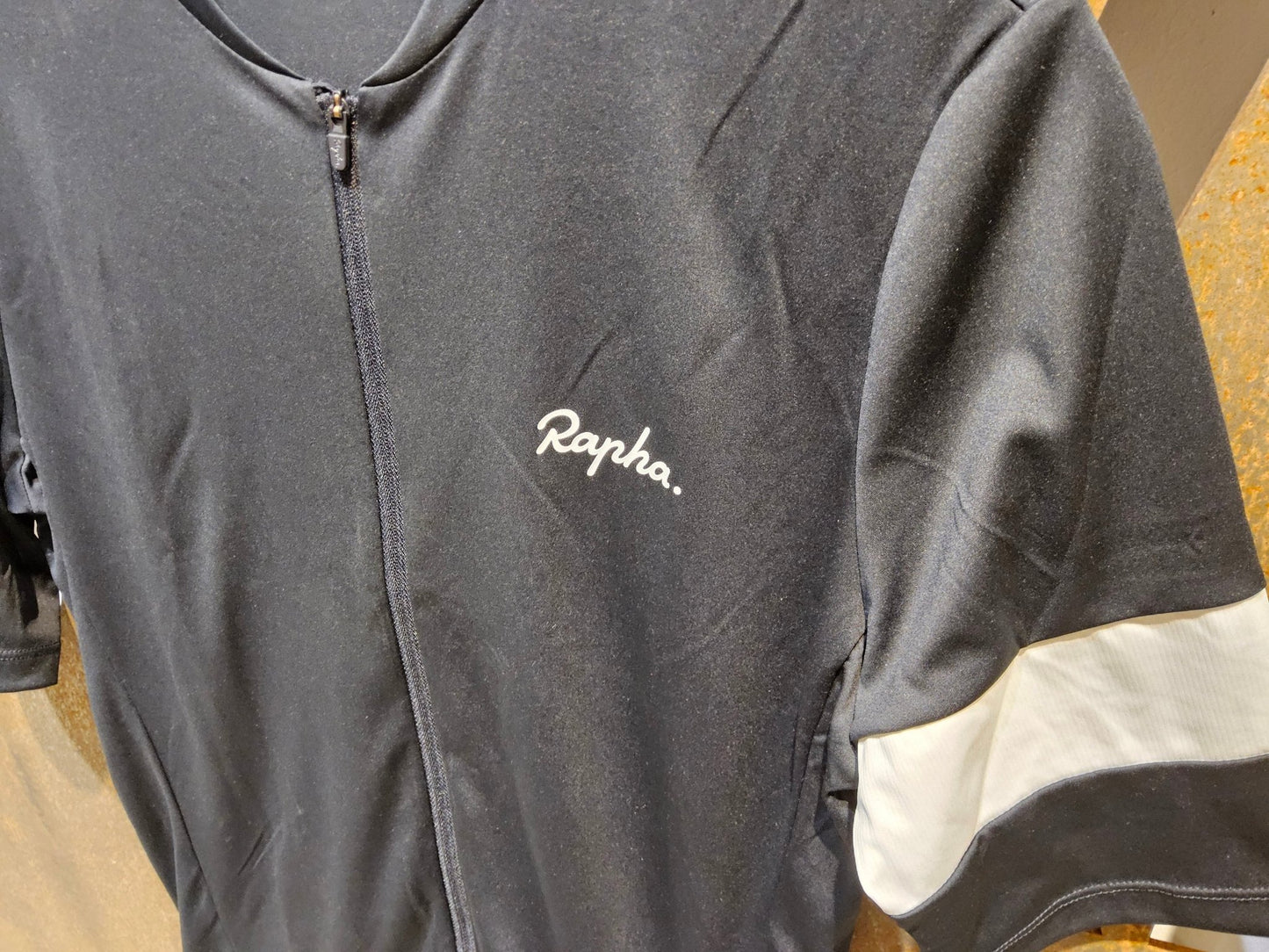 Trikot Herren von Rapha, RAPHA CORE RADTRIKOT / BLACK / HERREN / M vor USEDBIKES - OB.DE Hintergrund