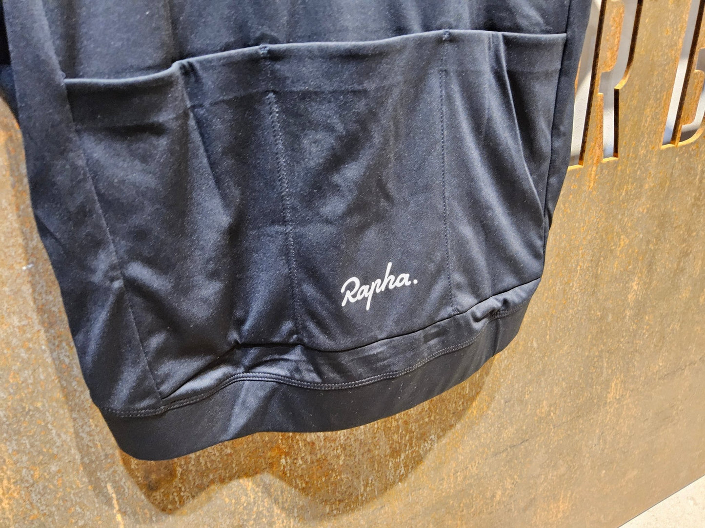 Trikot Herren von Rapha, RAPHA CORE RADTRIKOT / BLACK / HERREN / M vor USEDBIKES - OB.DE Hintergrund