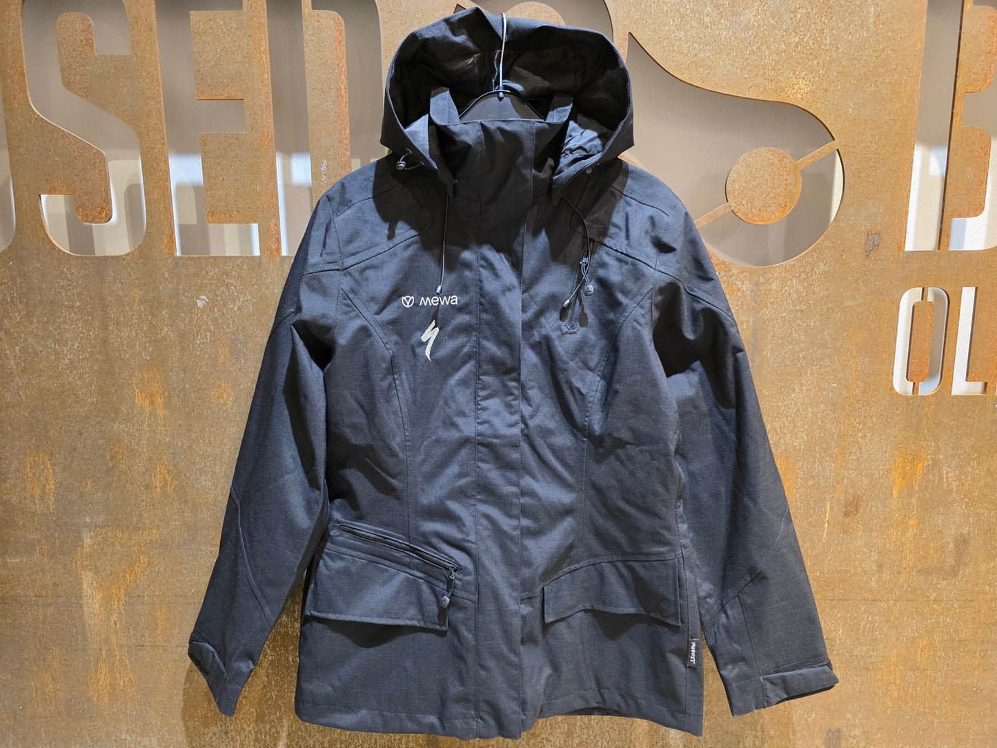 Freizeitbekleidung - BOH von Schöffel, RED BULL - BORA HANSGROHE SCHÖFFEL PRO HIGH - END WETTERSCHUTZJACKE ZIPIN JACKE / DAMEN in variant_title vor USEDBIKES - OB.DE Hintergrund