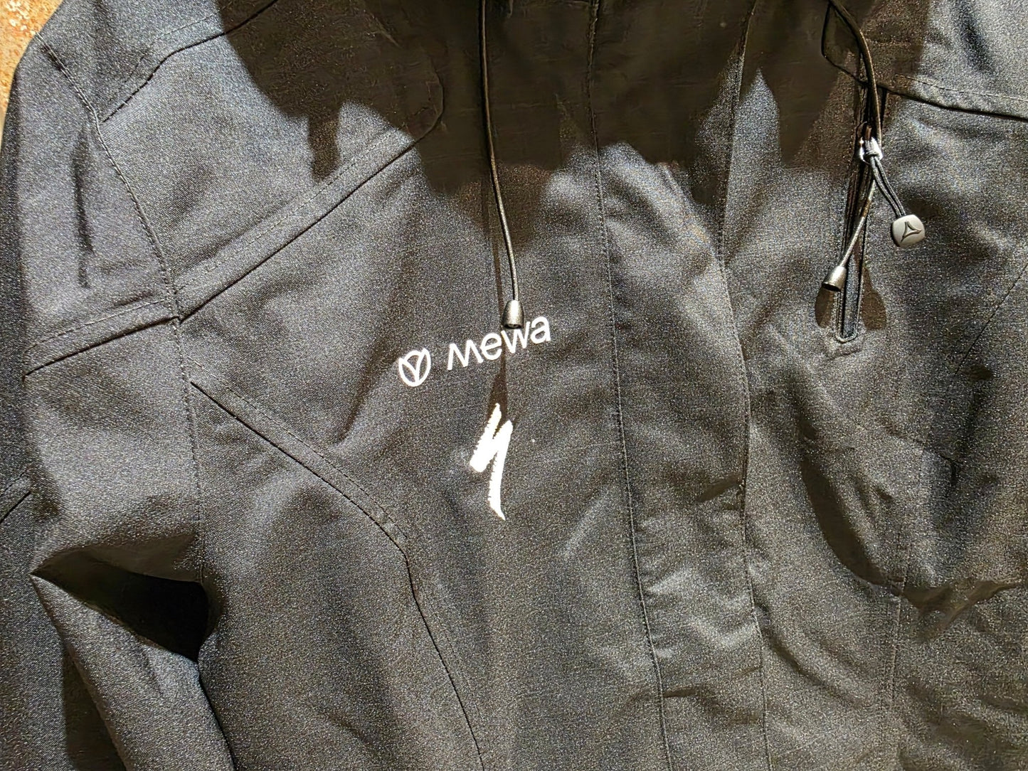 Freizeitbekleidung - BOH von Schöffel, RED BULL - BORA HANSGROHE SCHÖFFEL PRO HIGH - END WETTERSCHUTZJACKE ZIPIN JACKE / DAMEN in variant_title vor USEDBIKES - OB.DE Hintergrund