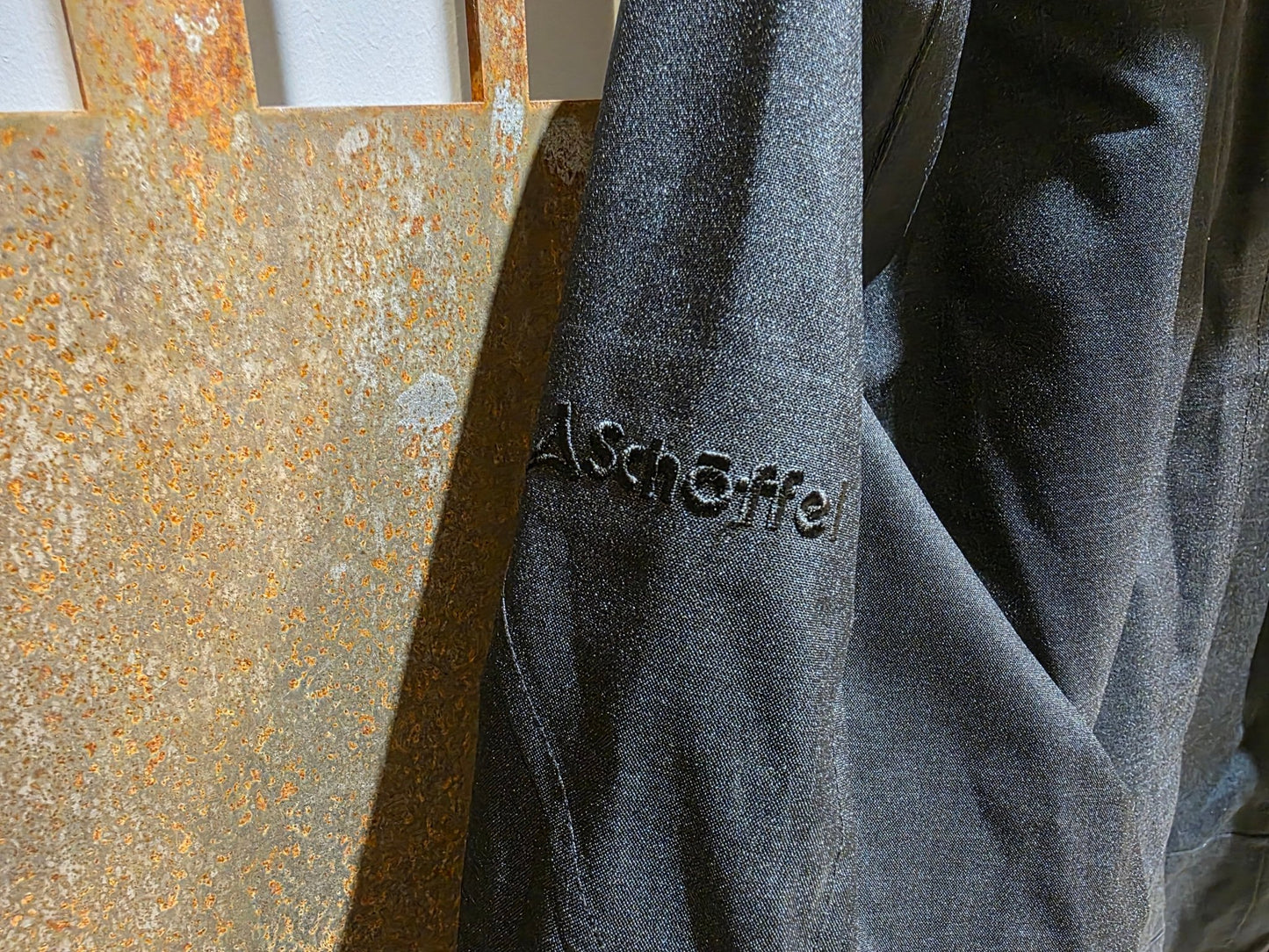 Freizeitbekleidung - BOH von Schöffel, RED BULL - BORA HANSGROHE SCHÖFFEL PRO HIGH - END WETTERSCHUTZJACKE ZIPIN JACKE / DAMEN in variant_title vor USEDBIKES - OB.DE Hintergrund