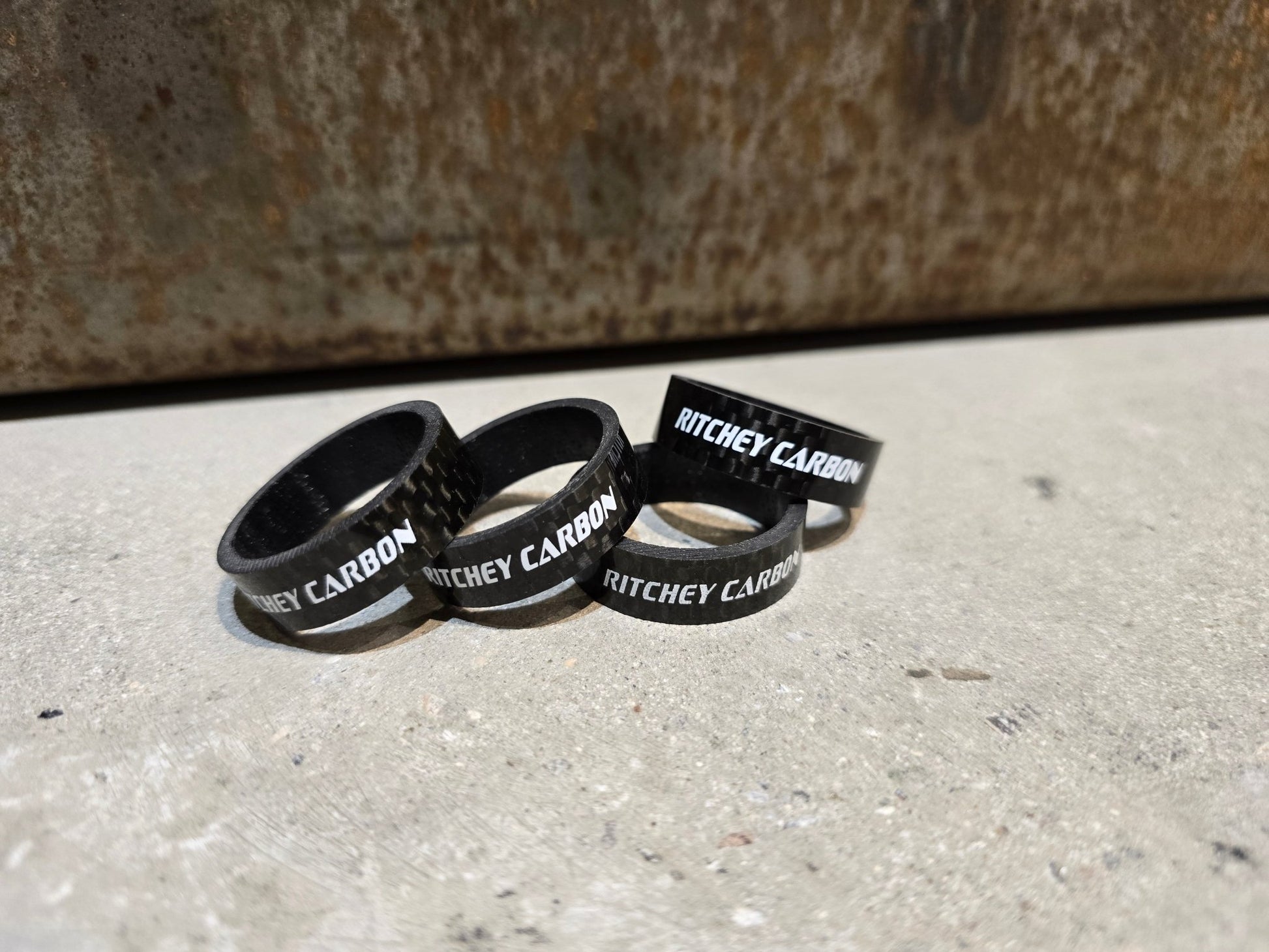 Zubehör von Richtey, RICHTEY CARBON AHEAD SPACER 1 1/8 ZOLL / 4 STÜCK in variant_title vor USEDBIKES - OB.DE Hintergrund