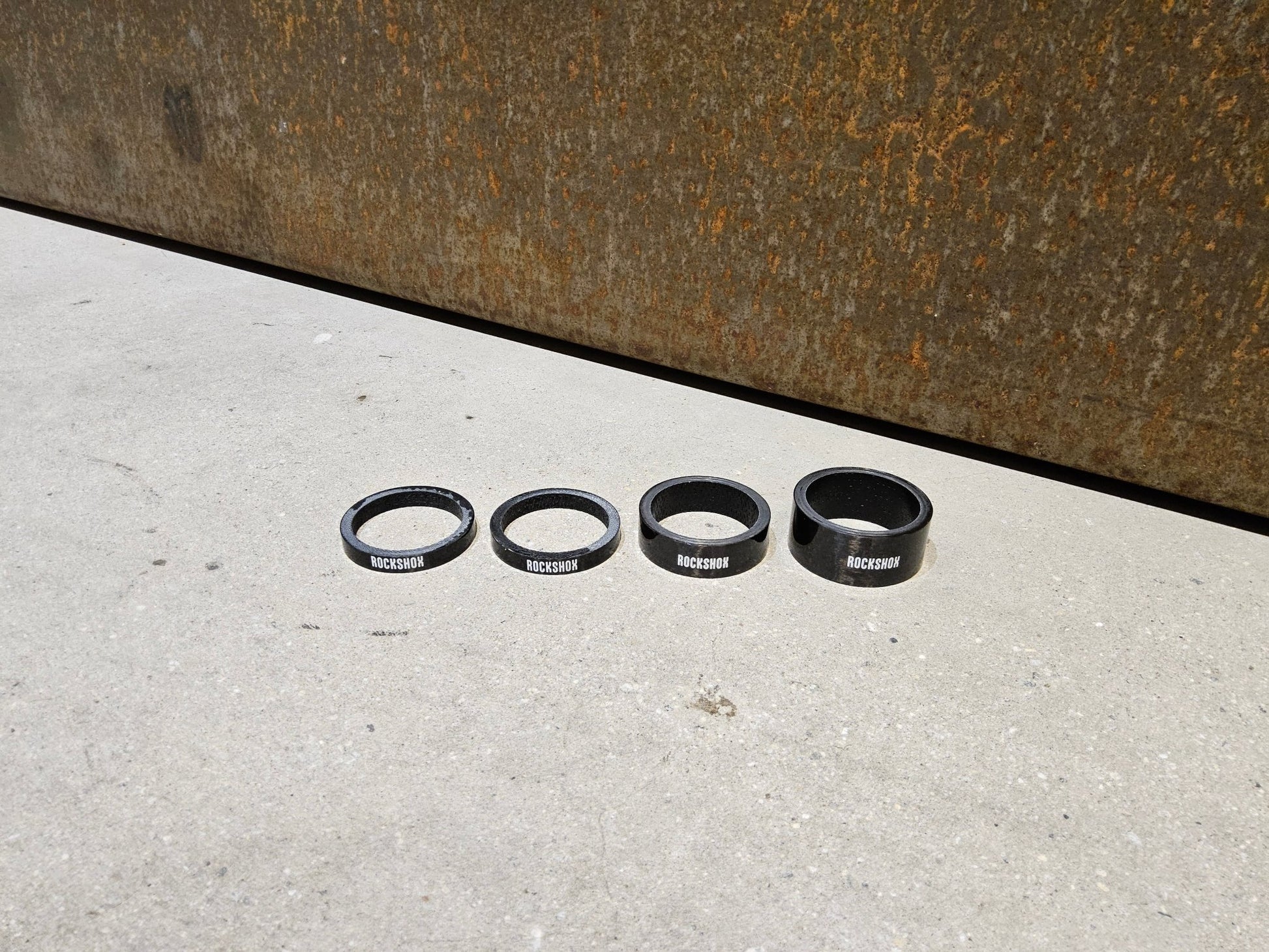 Zubehör von Rock Shox, ROCK SHOX CARBON AHEAD SPACER 1 1/8 ZOLL / 4 STÜCK in variant_title vor USEDBIKES - OB.DE Hintergrund