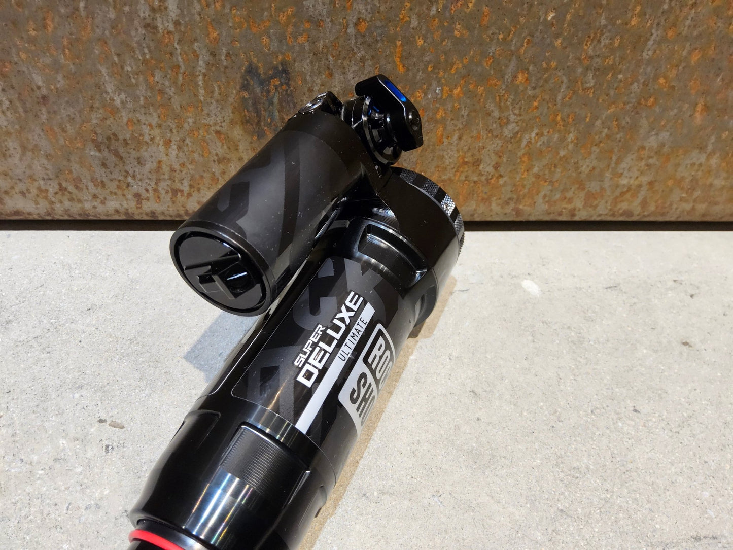 Federgabel & Dämpfer von Rock Shox, ROCK SHOX SUPER DELUXE ULTIMATE DÄMPFER 230X62.5MM vor USEDBIKES - OB.DE Hintergrund