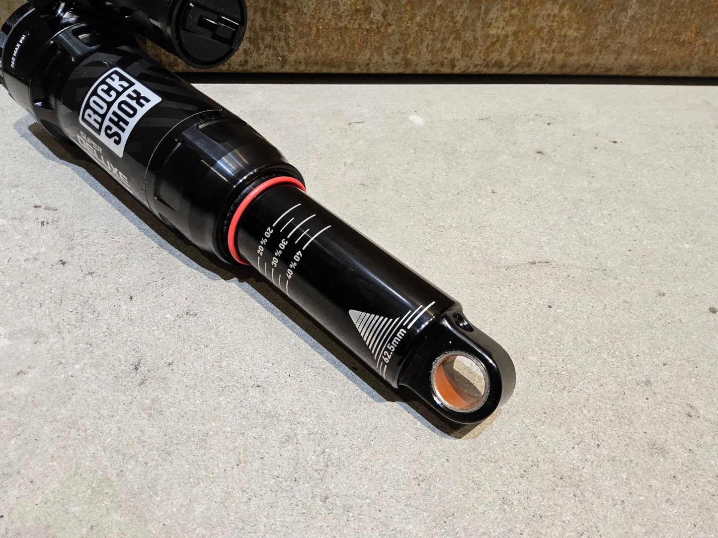 Federgabel & Dämpfer von Rock Shox, ROCK SHOX SUPER DELUXE ULTIMATE DÄMPFER 230X62.5MM vor USEDBIKES - OB.DE Hintergrund