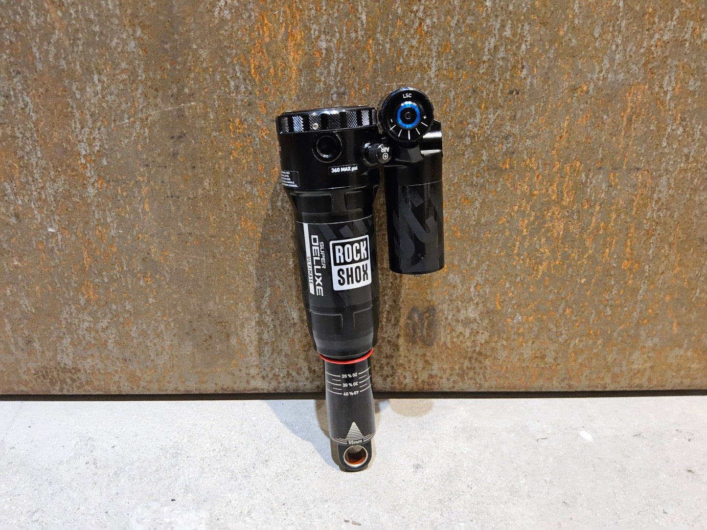 Federgabel & Dämpfer von Rock Shox, ROCK SHOX SUPER DELUXE ULTIMATE TRUNNION DÄMPFER 180X55MM vor USEDBIKES - OB.DE Hintergrund